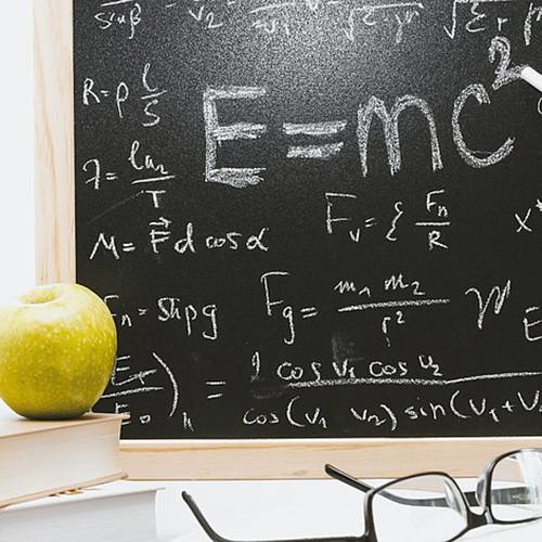 Apfel vor Tafel mit Formeln