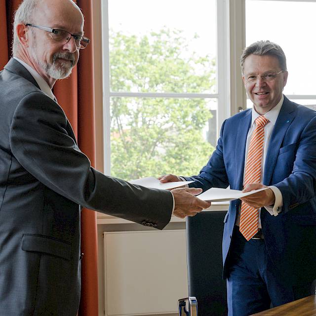 Universitätspräsident Prof. Dr. Volker Epping und Polizeipräsident Volker Kluwe tauschen die Verträge.