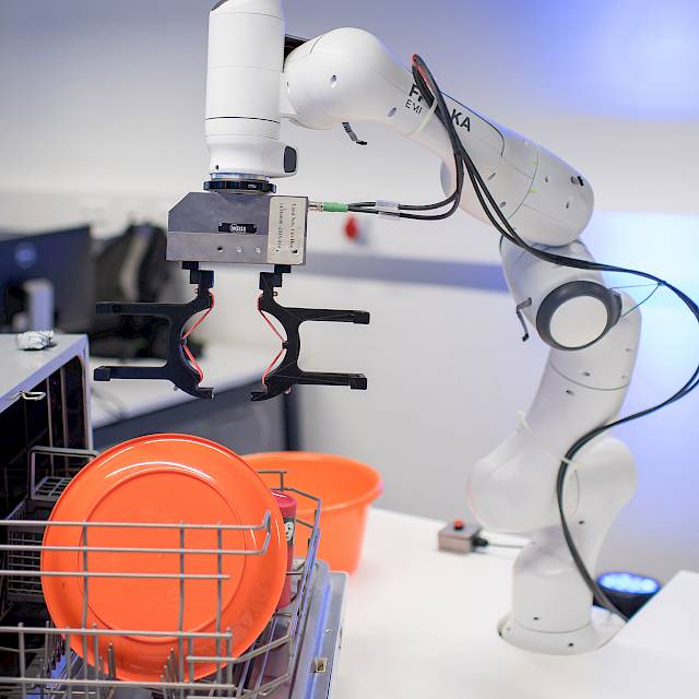 Roboterarm beim Teller einräumen