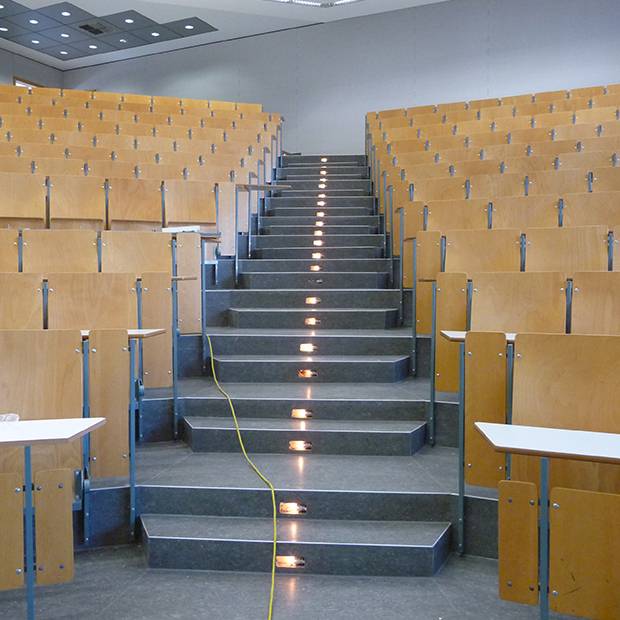 Treppe in einem leeren Hörsaal