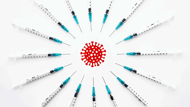 Kreis aus Spritzen mit gezeichnetem Virus in der Mitte