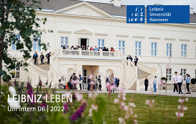 Teilnehmer der Veranstaltung "Humboldt meets Leibniz" vor dem Schloss Herrenhausen