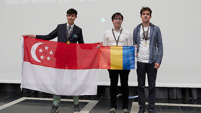 Die Gewinner der Hauptpreise der 7. Europäischen Physikolympiade: Luc Mezereeuw, Andrei-Darius Dragomir und Vlad-Stefan Oros