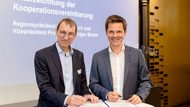 Prof. Dr. Holger Blume (l.), Vizepräsident für Forschung und Transfer der Leibniz Universität Hannover, und Regionspräsident Steffen Krach haben den Kooperationsvertrag unterzeichnet.