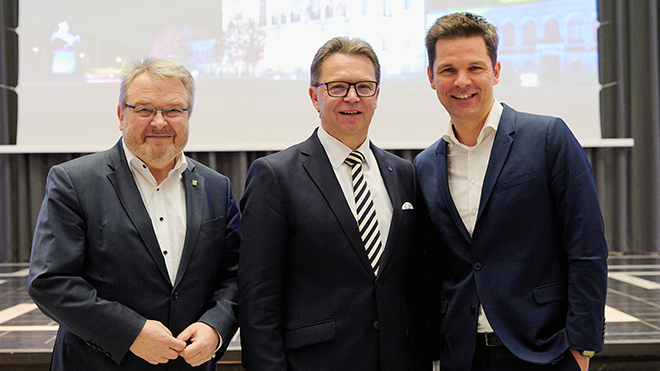 LUH-Präsident Prof. Dr. Volker Epping mit Hannovers Bürgermeister Thomas Hermann und Regionspräsident Steffen Krach
