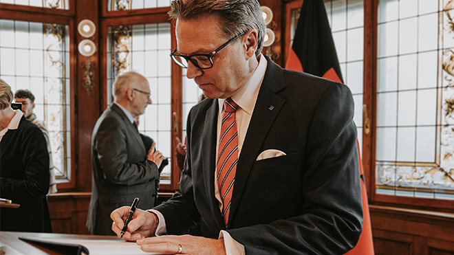 Prof. Dr. Volker Epping unterzeichnet den Hochschulentwicklungsvertrag