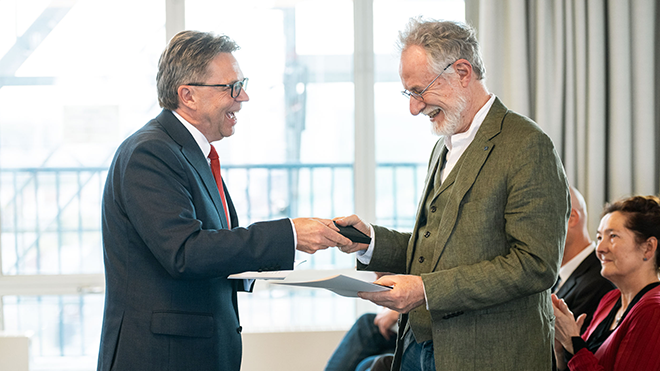 Dr. Volker Epping verleiht die Ehrenmedaille der LUH an Dr. Hartmut Lehne