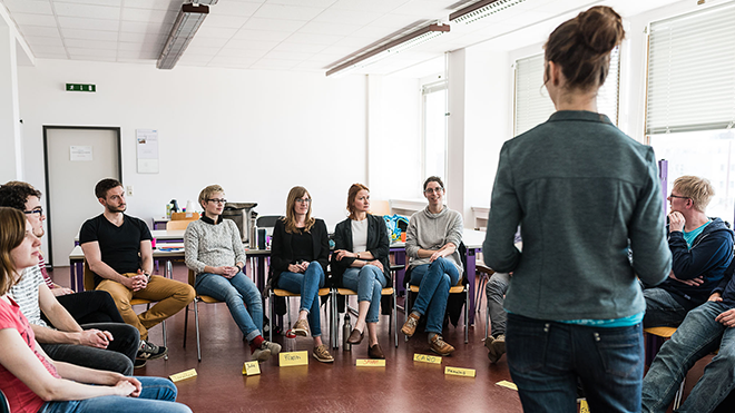 Kleine Gruppe aus Studierenden und einer Lehrperson