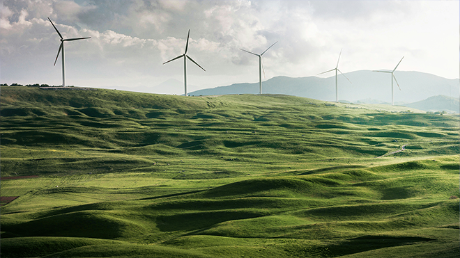 Windräder in einer Landschaft