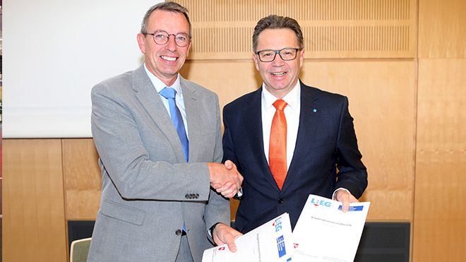 LBEG-Präsident Carsten Mühlenmeier und LUH-Präsident Prof. Dr. Volker Epping mit der Kooperationsvereinbarung.