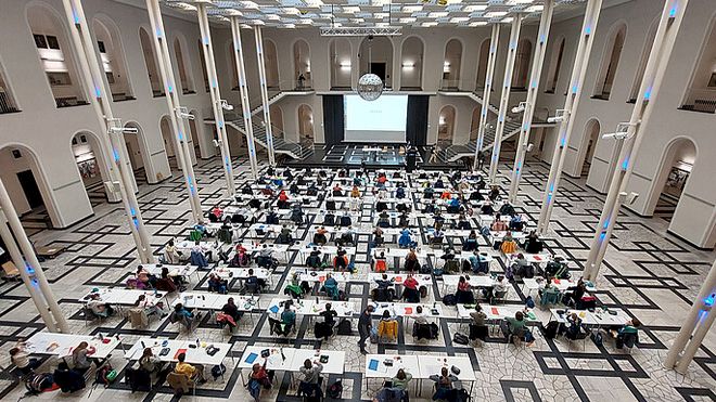 Lichthof mit den Teilnehmerinnen und Teilnehmern der Mathamtik-Olympiade