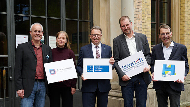 LUH-Präsident Prof. Dr. Volker Epping (M.) mit den Sprecherinnen und Sprechern der Cluster, von links Prof. Dr. Piet O. Schmidt, Prof. Dr. Silke Ospelkaus, Prof. Dr. Uwe Morgner, Prof. Dr. Holger Blume.