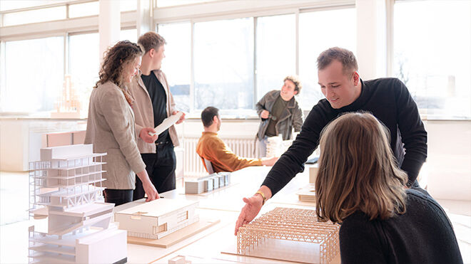 Architekturstudierende im Gespräch