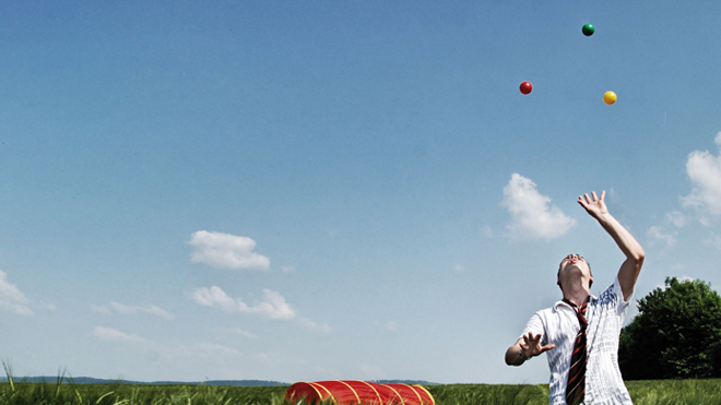Jongleur auf einem Feld