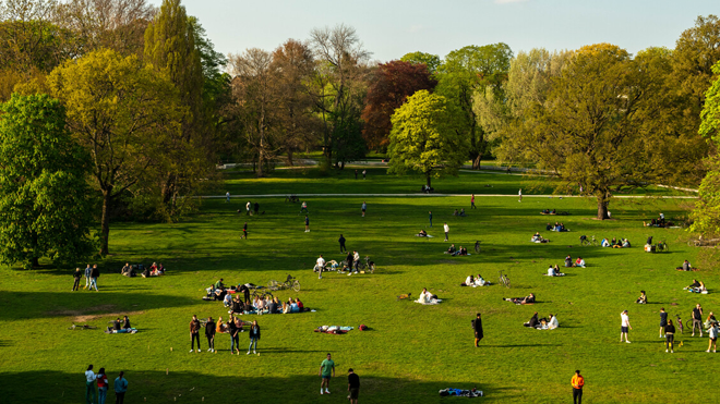 Ansicht des Welfengarten mit Menschen