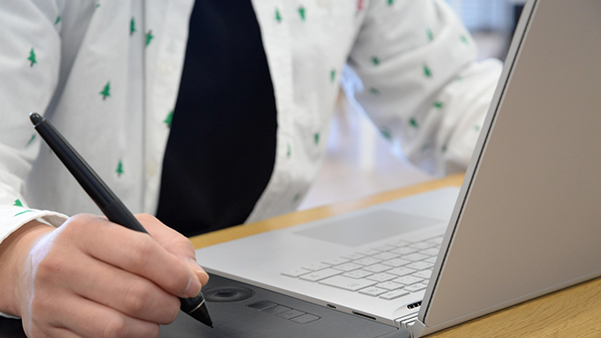 Ausschnitt Mensch vor Laptop